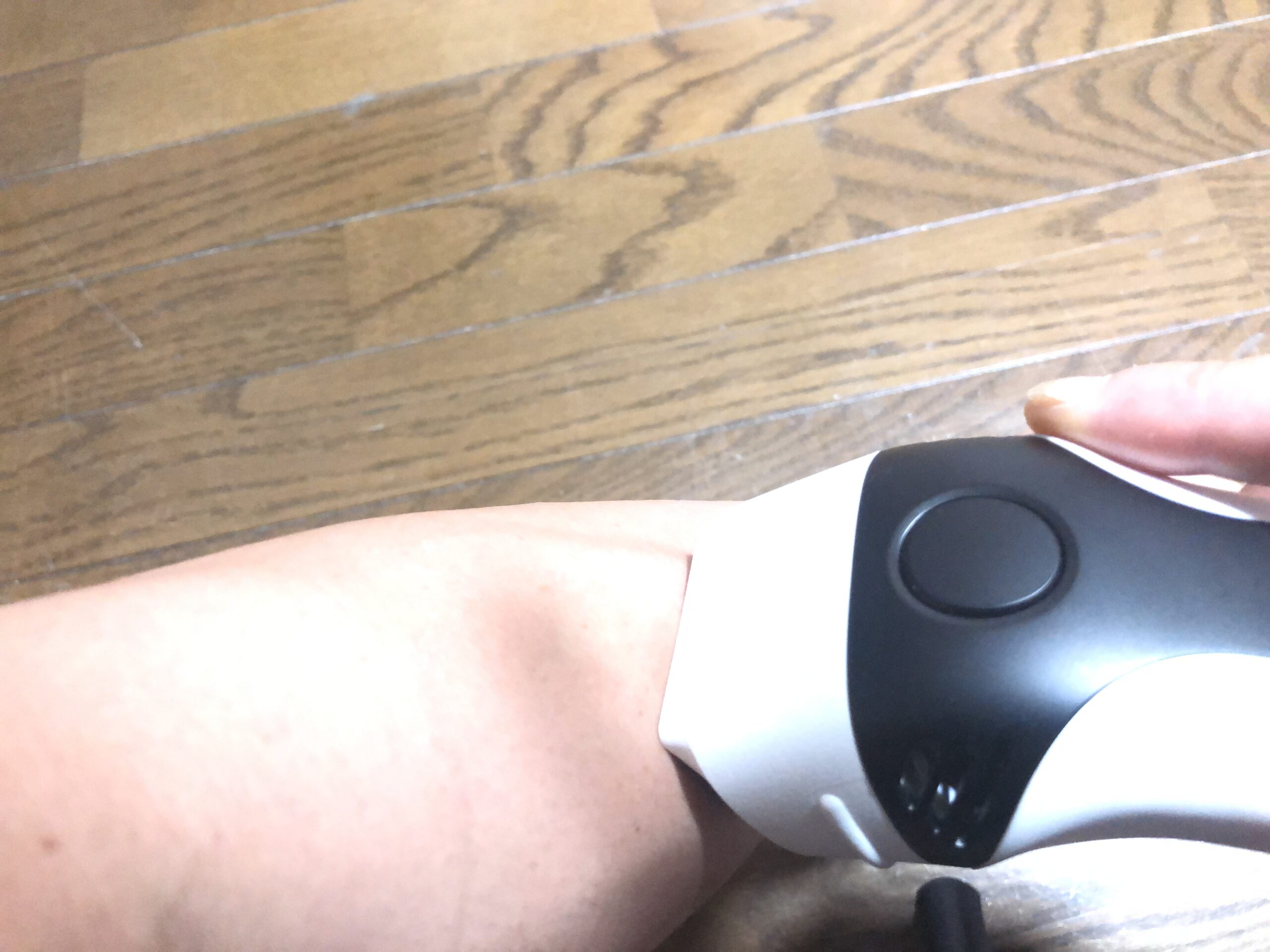 パパが足にケノンを当てているところ
